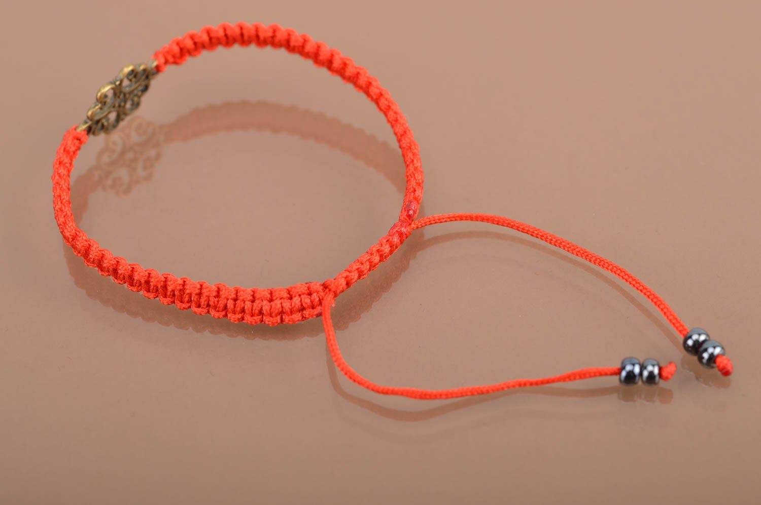 Pulseira no braço vermelha de fios de seda com uma inserção foto 5