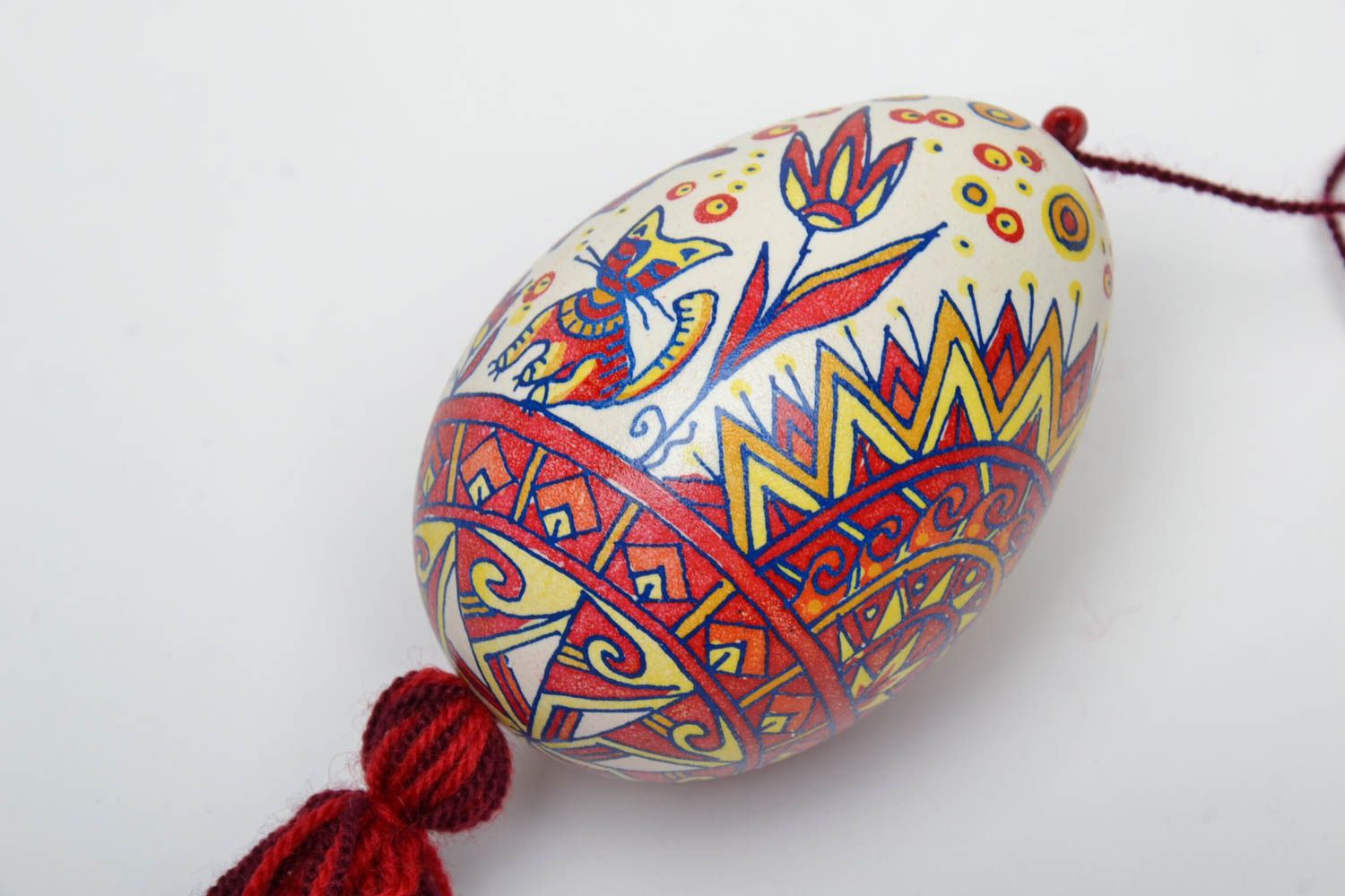 Oeuf décoratif de Pâques peint multicolore ethnique à accrocher fait à la main photo 3