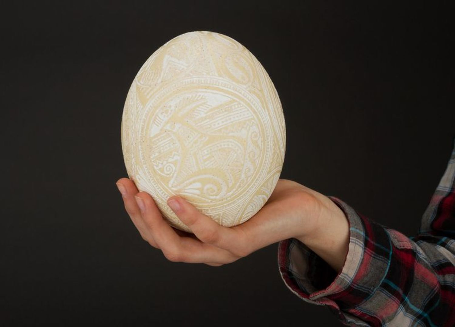 Weißes Osterei aus Straußei für Dekoration künstlerisch schön interessant handmade foto 5
