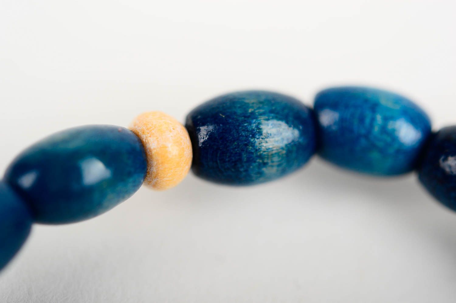 Bracelet perles de bois Bijou fait main bleu design Accessoire pour femme photo 5