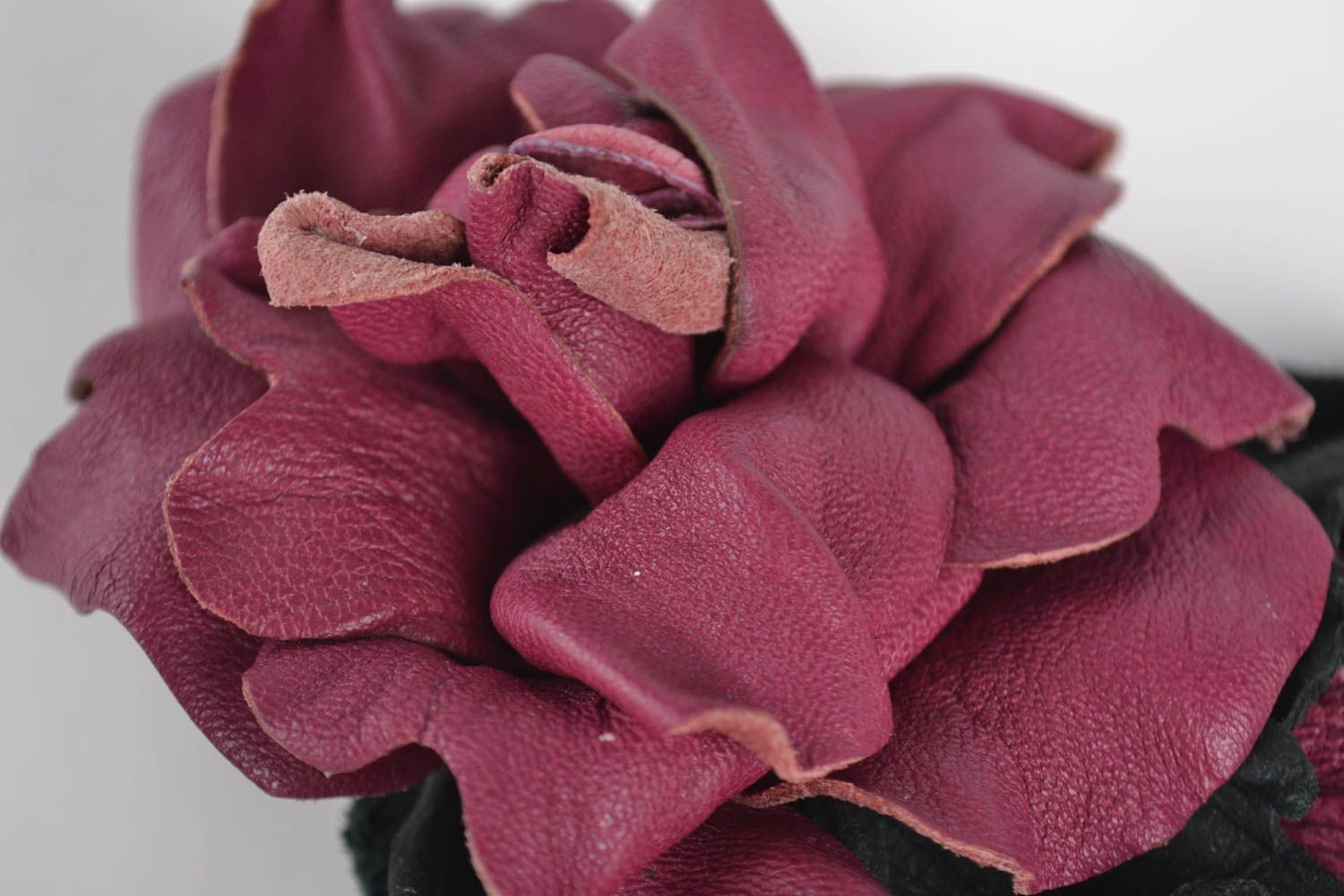 Заколка из кожи цветок аксессуар ручной работы украшение женское стильное фото 3