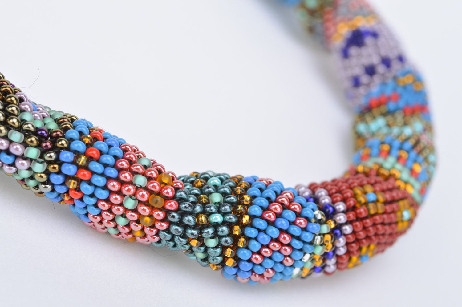 Collier crocheté en perles de rocailles multicolore fait main de style ethnique photo 4