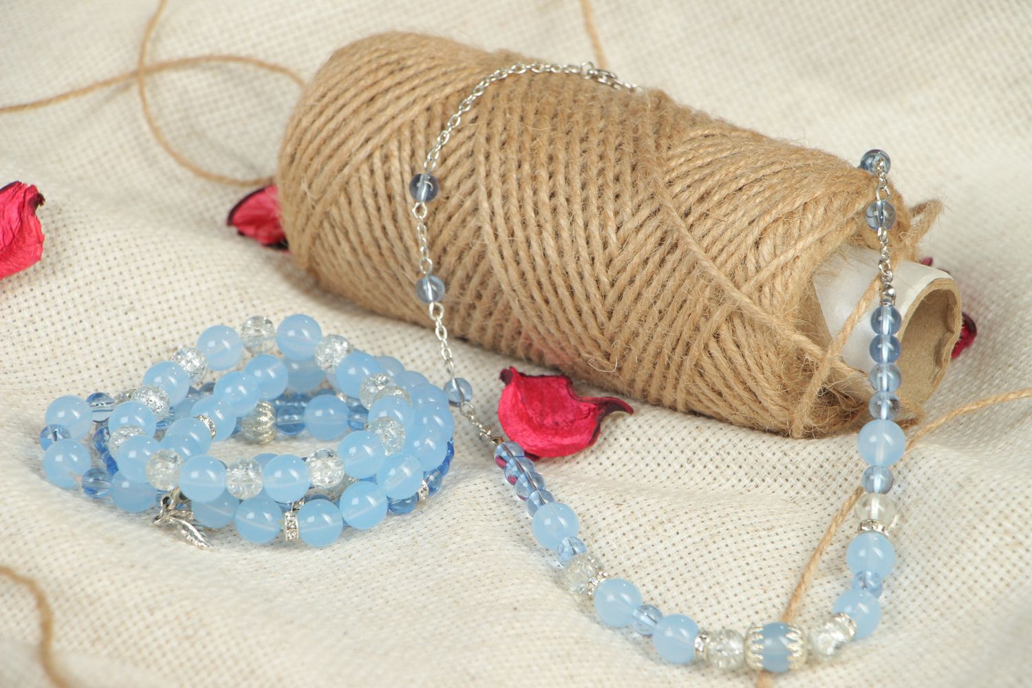 Collier et bracelet en perles de plastique faits main bleus photo 4