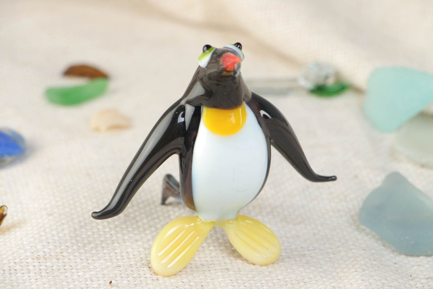Фигурка из стекла Пингвин ручной работы в технике лэмпворк маленькая яркая фото 1