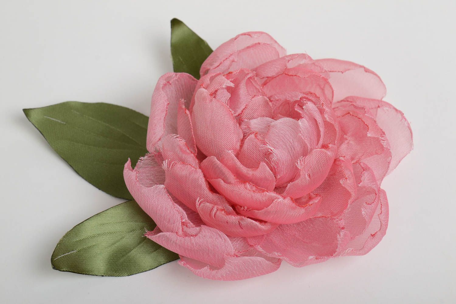 Broche rose tendre en tissu en forme de fleur avec feuilles faite main cadeau photo 4