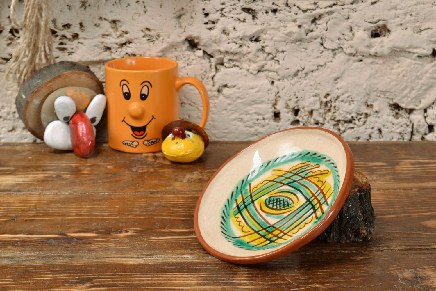 Plato de cerámica hecho a mano pintado con esmalte con ornamento foto 1