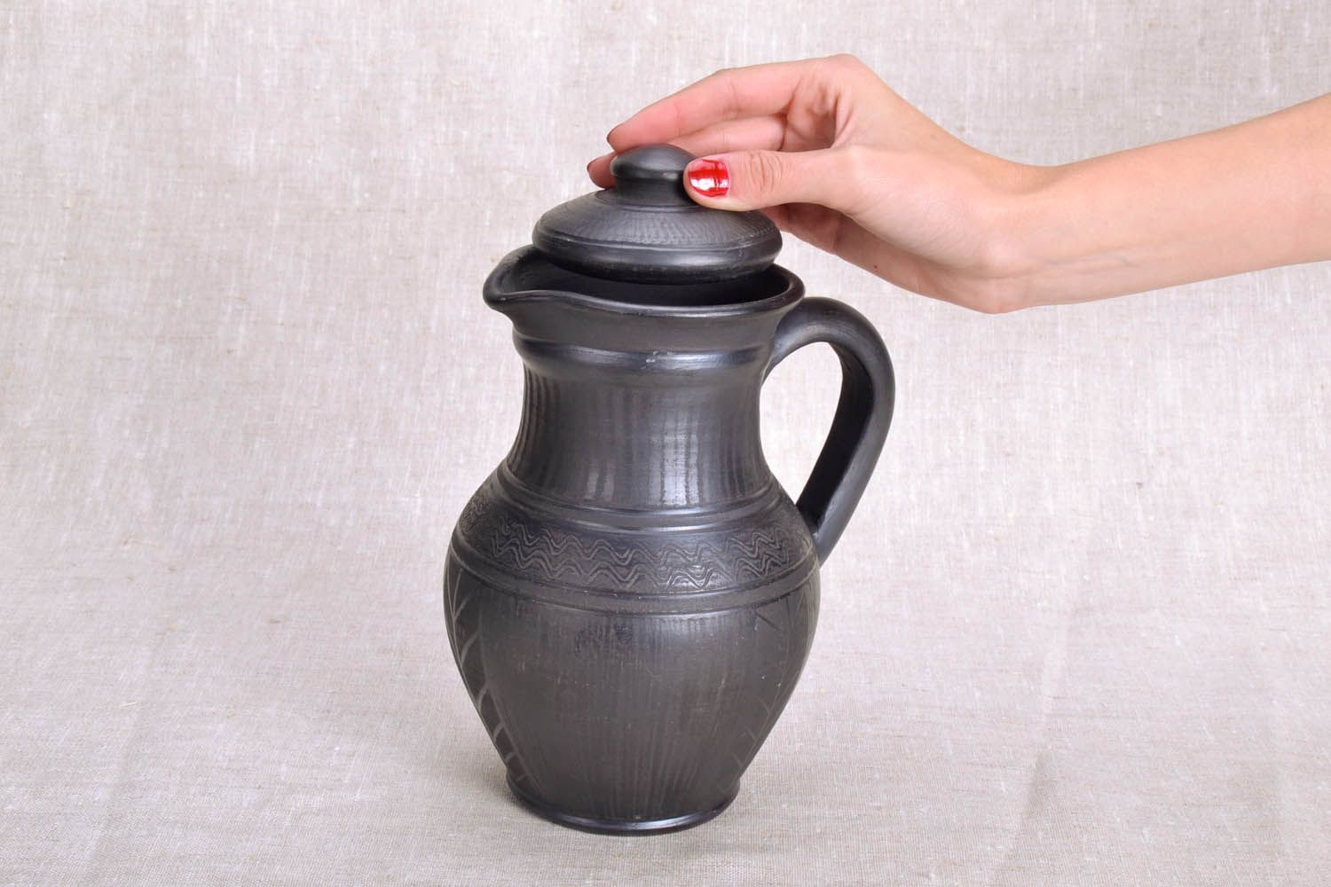 60 oz ceramic water pitcher with handle and lid in classic style in black color 1,45 lb photo 5