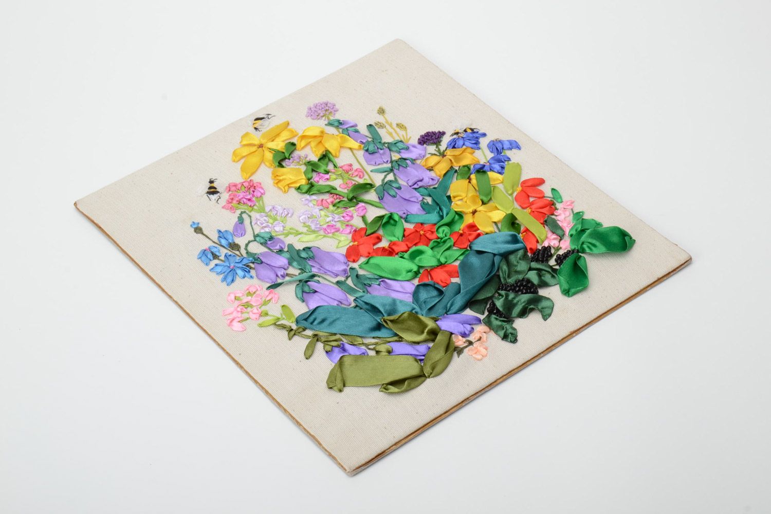 Handmade besticktes Wandbild Blumen auf Leinwand mit Atlasbändern im Holzrahmen foto 2