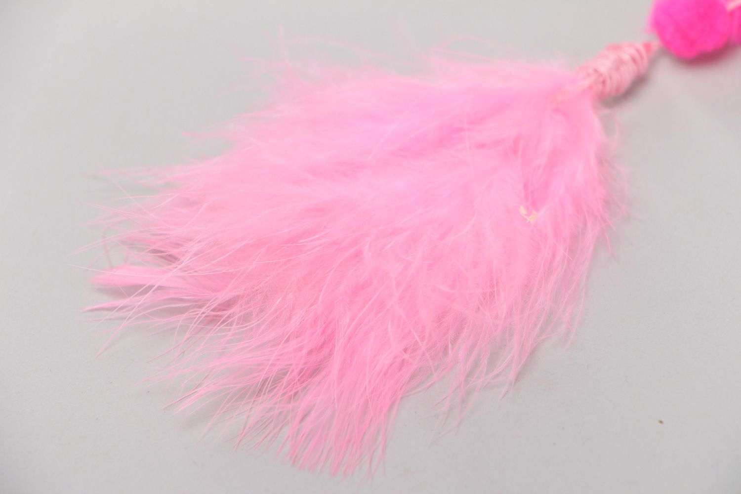 Cazador de sueños colgante decorativo de hilos con plumas de color rosado foto 4