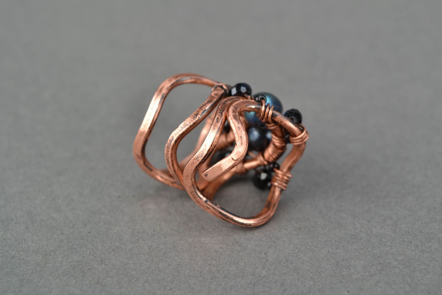 Wire wrap copper ring with artificial pearl of black color photo 4