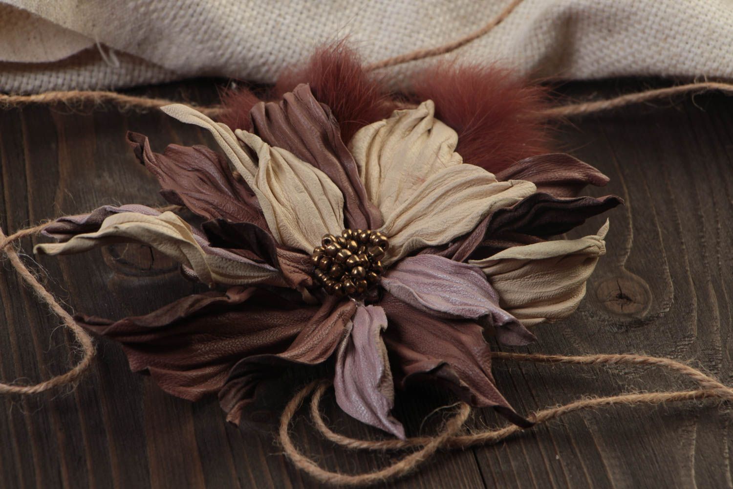 Broche con flor de cuero natural artesanal original para el pelo  foto 1