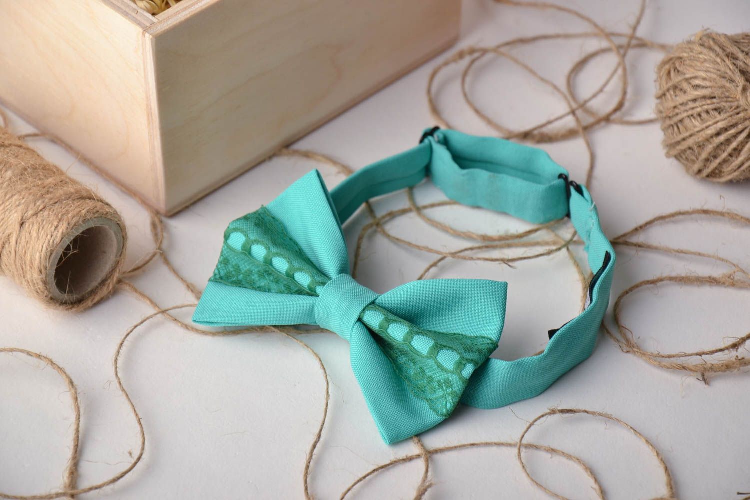 Turquoise bow tie with lace photo 1