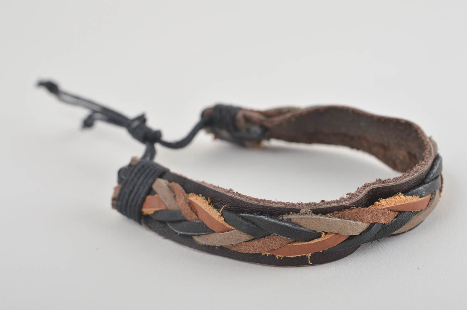 Кожаный браслет ручной работы с косичкой украшение из кожи браслет на руку фото 3