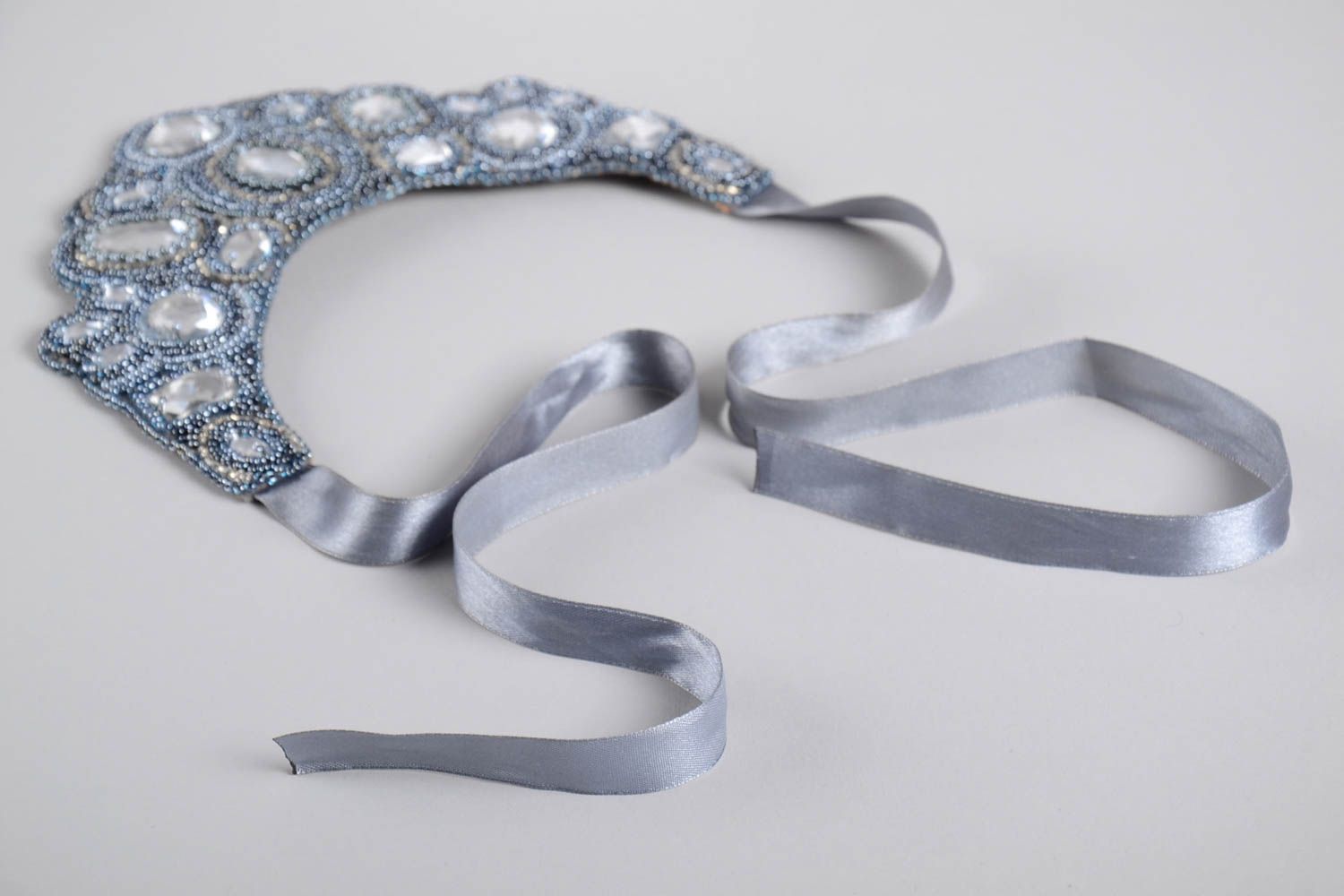 Колье из бисера украшение ручной работы серебристое ожерелье из бисера фото 5