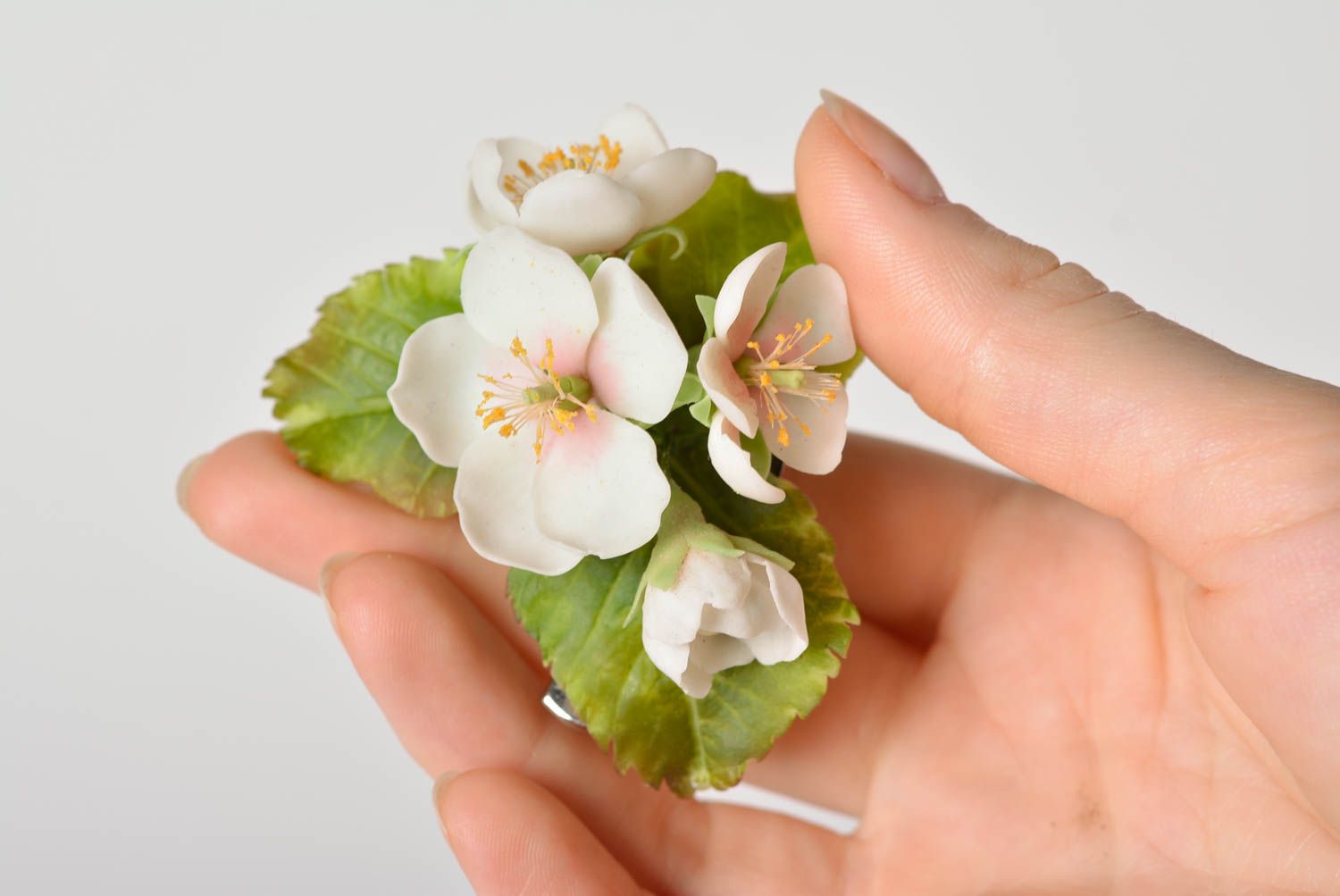 Spilla bella fatta a mano accessorio originale in argilla polimerica fiori melo foto 1