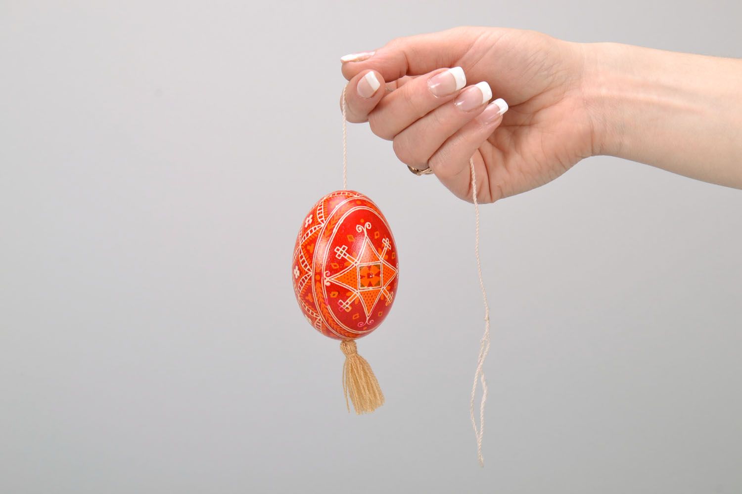 Ovo da Páscoa feito à mão pintado com borla  foto 2