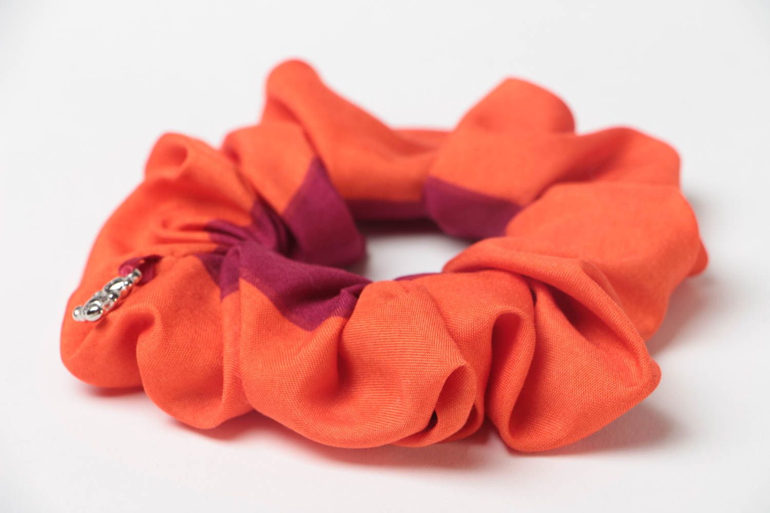 Chouchou pour cheveux orange en tissu fait main unicolore grand avec pendentif photo 3