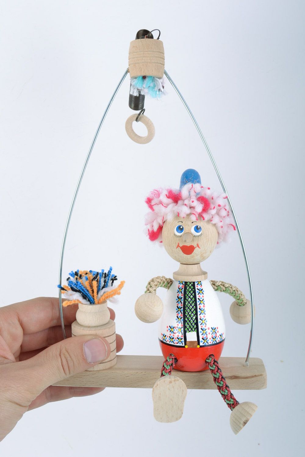 Juguete de madera hecho a mano pintado Pinocchio en muelle foto 2