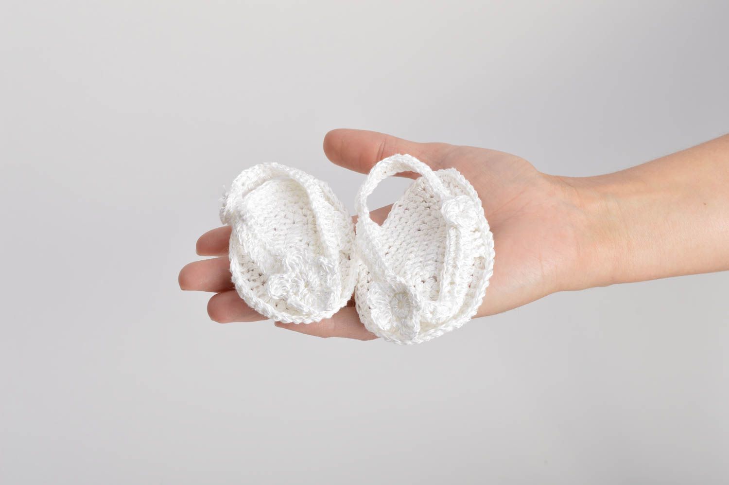 Chaussons pour bébé fils de coton blancs tricotés au crochet faits main photo 5