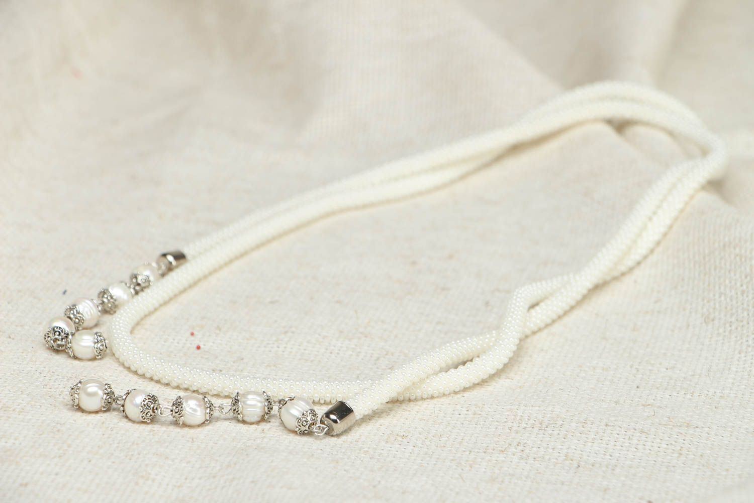 Weißes Collier aus Perlen und Glasperlen foto 2