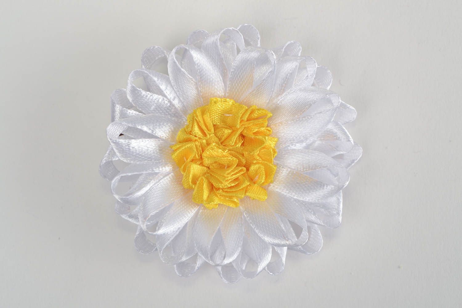 White and yellow handmade children's kanzashi satin flower hair clip Camomile photo 3