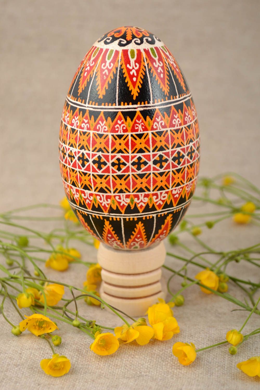 Farbiges handgemachtes Osterei mit Bemalung von Acrylfarben Geschenk zu Ostern foto 1