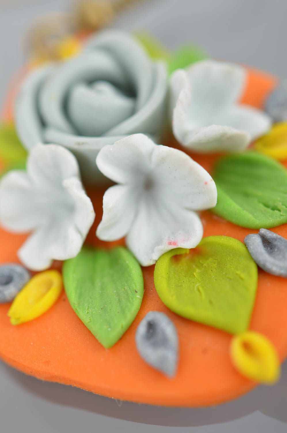 Boucles d'oreilles avec fleurs faites main en pâte polymère longues orange photo 4