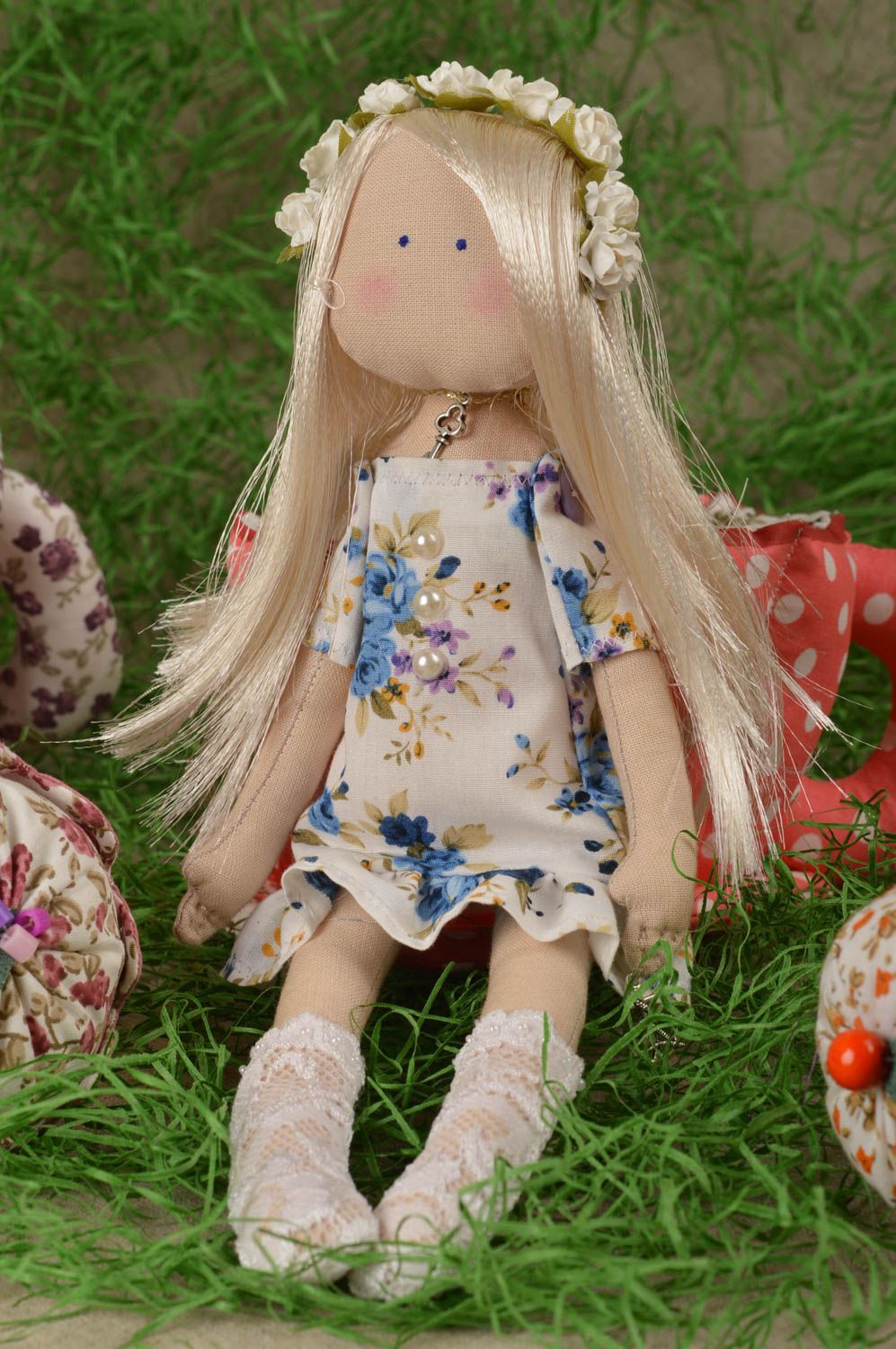 Handmade Designer Puppe im blumigen Kleid Stoff Spielzeug Deko Puppe mit Kranz foto 1