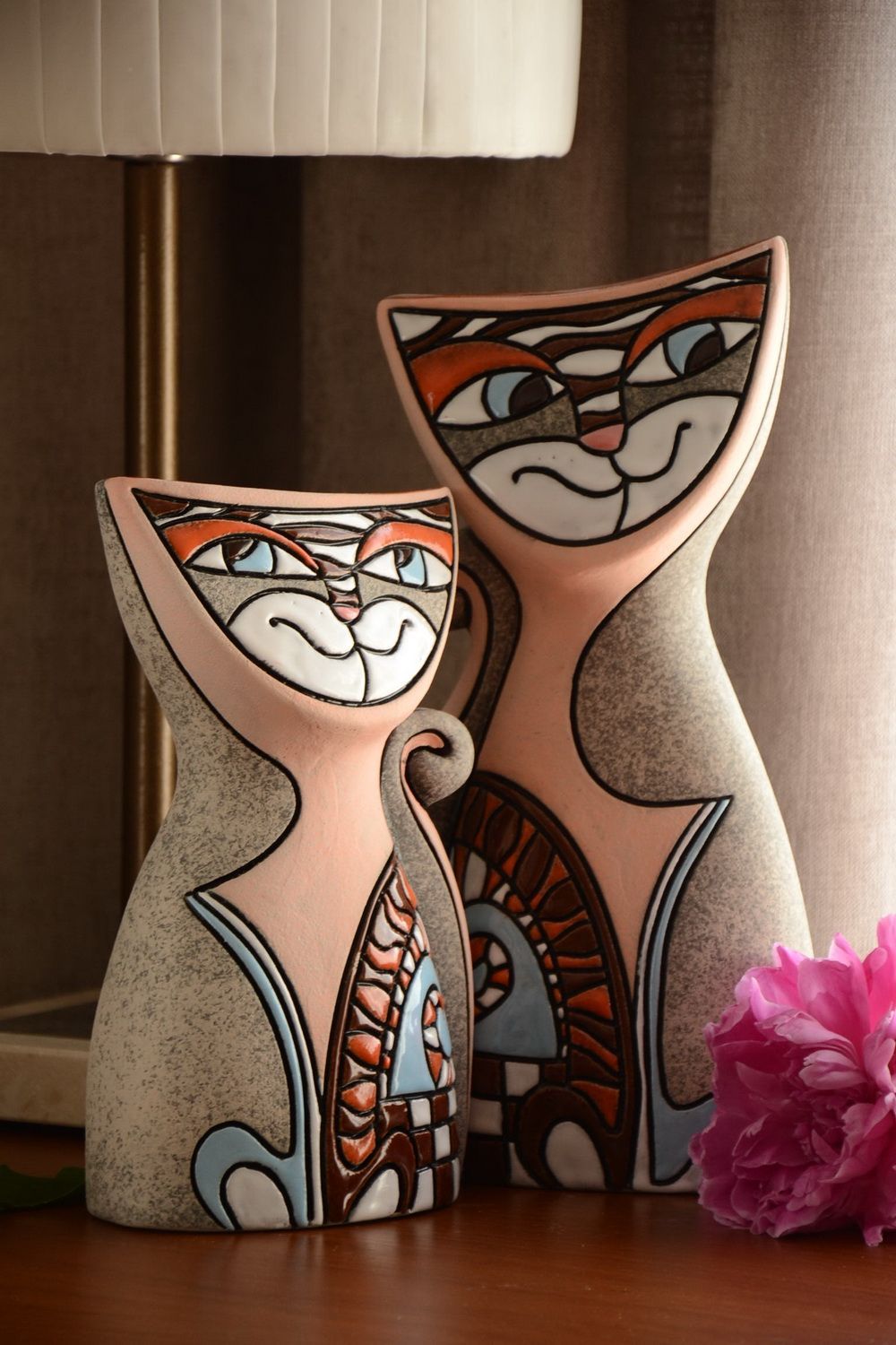 Conjunto de dos jarrones cerámicos con forma de gatos artesanales originales foto 1