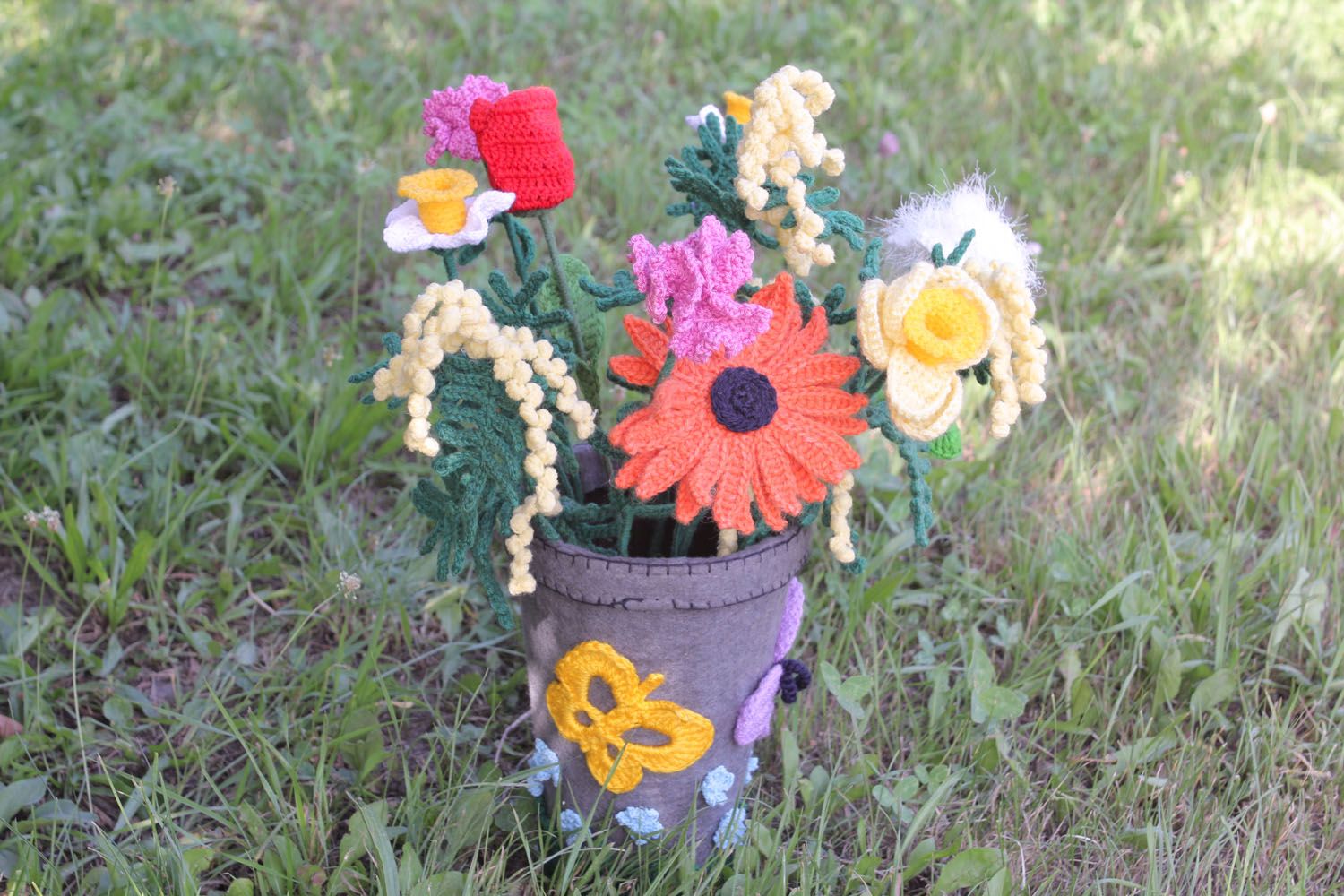 Dekorative Vase mit Blumen aus Filz foto 1