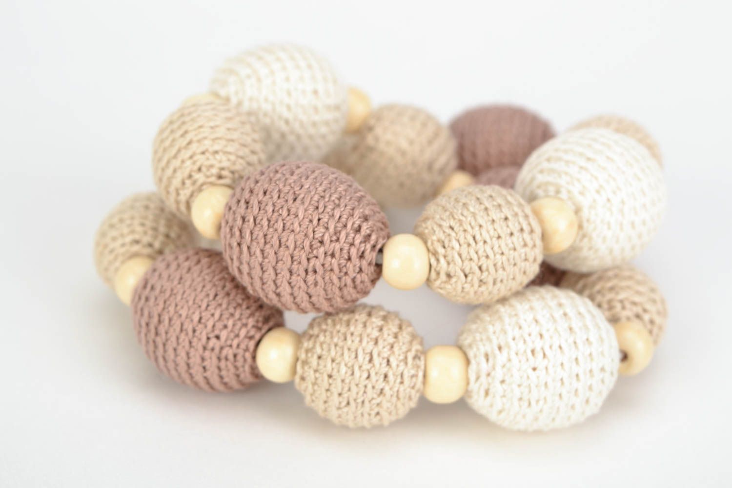 Collier en perles recouvertes de tricot en coton fait main original Capuccino photo 3