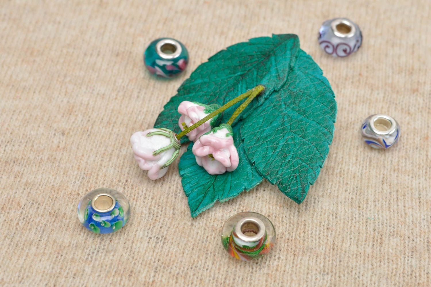 Handmade Blumen Brosche Designer Accessoire Schmuck aus Glas weiße Blüten foto 1