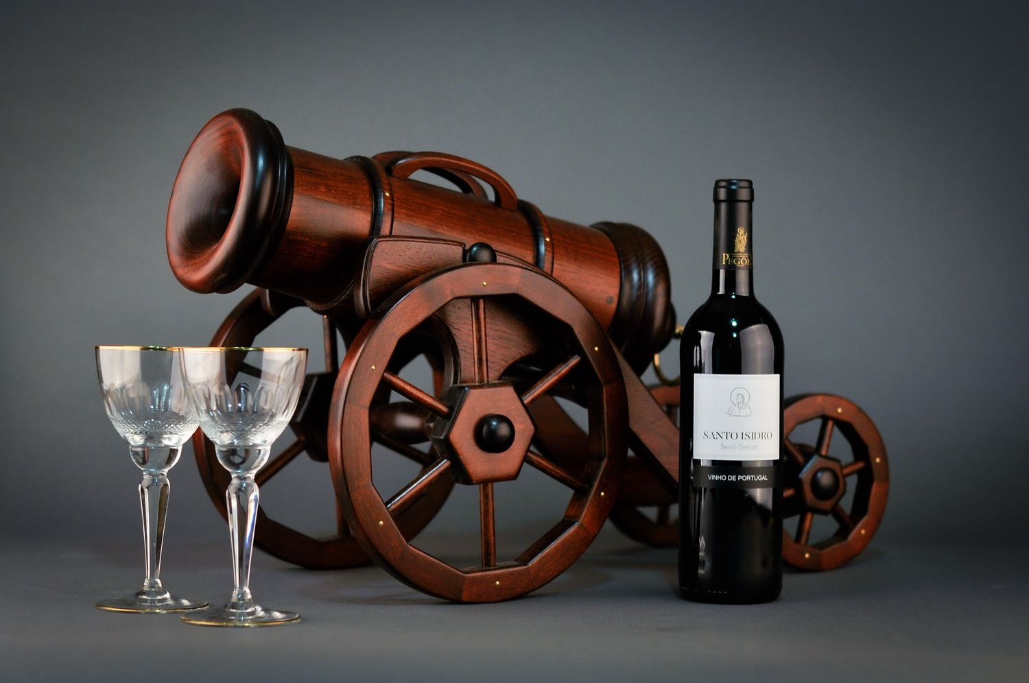Soporte hecho de madera para el vino en forma de cañón foto 1
