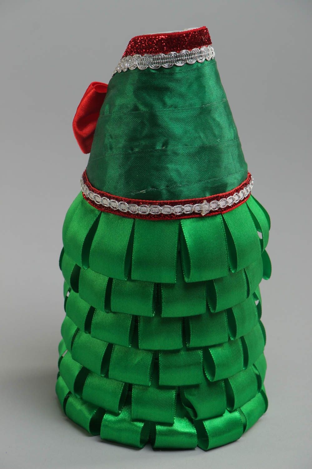 Декор для бутылки из атласных лент ручной работы в виде зеленой елочки фото 3