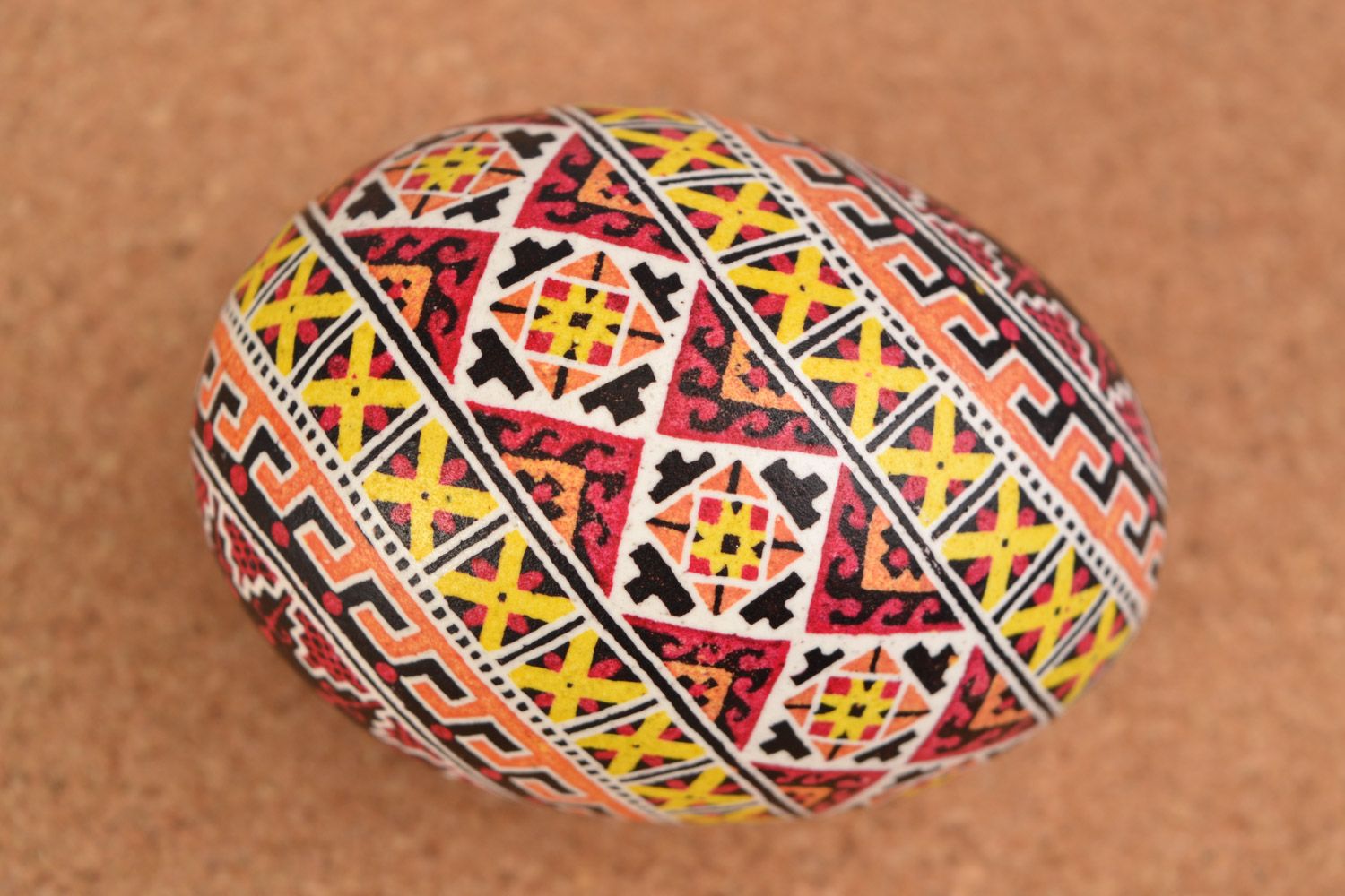 Куриное расписное яйцо в восковой технике на Пасху ручной работы Свастика фото 1