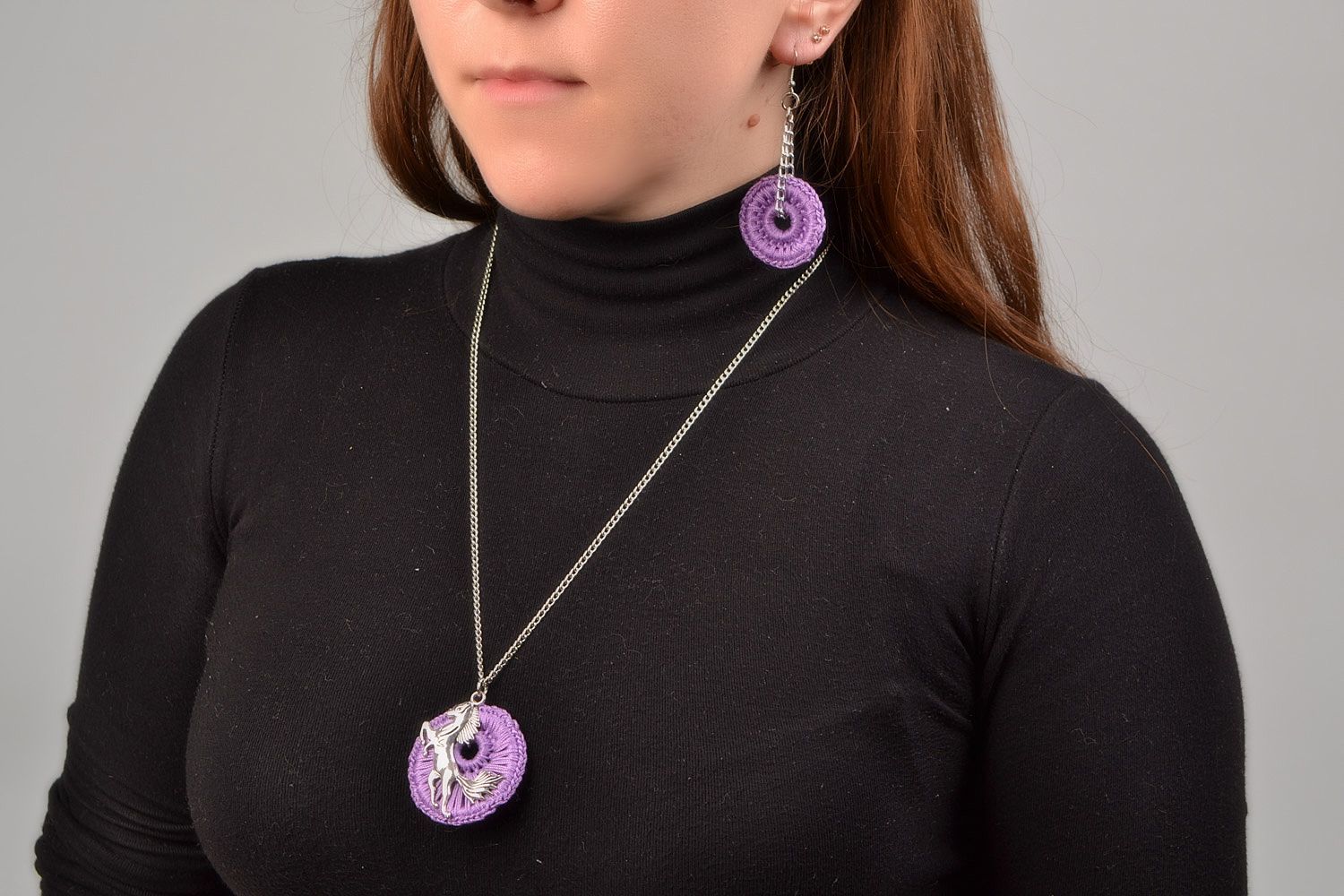 Set of handmade jewelery made of threads woven manually earrings and pendant of purple color photo 1
