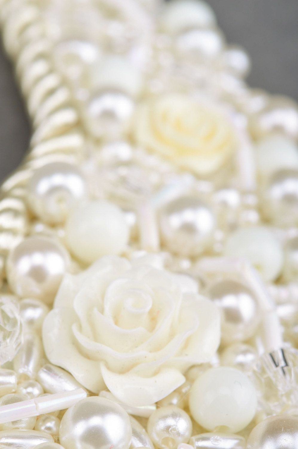 Parure de bijoux en perles fantaisie blanche boucles d'oreilles et collier col photo 4