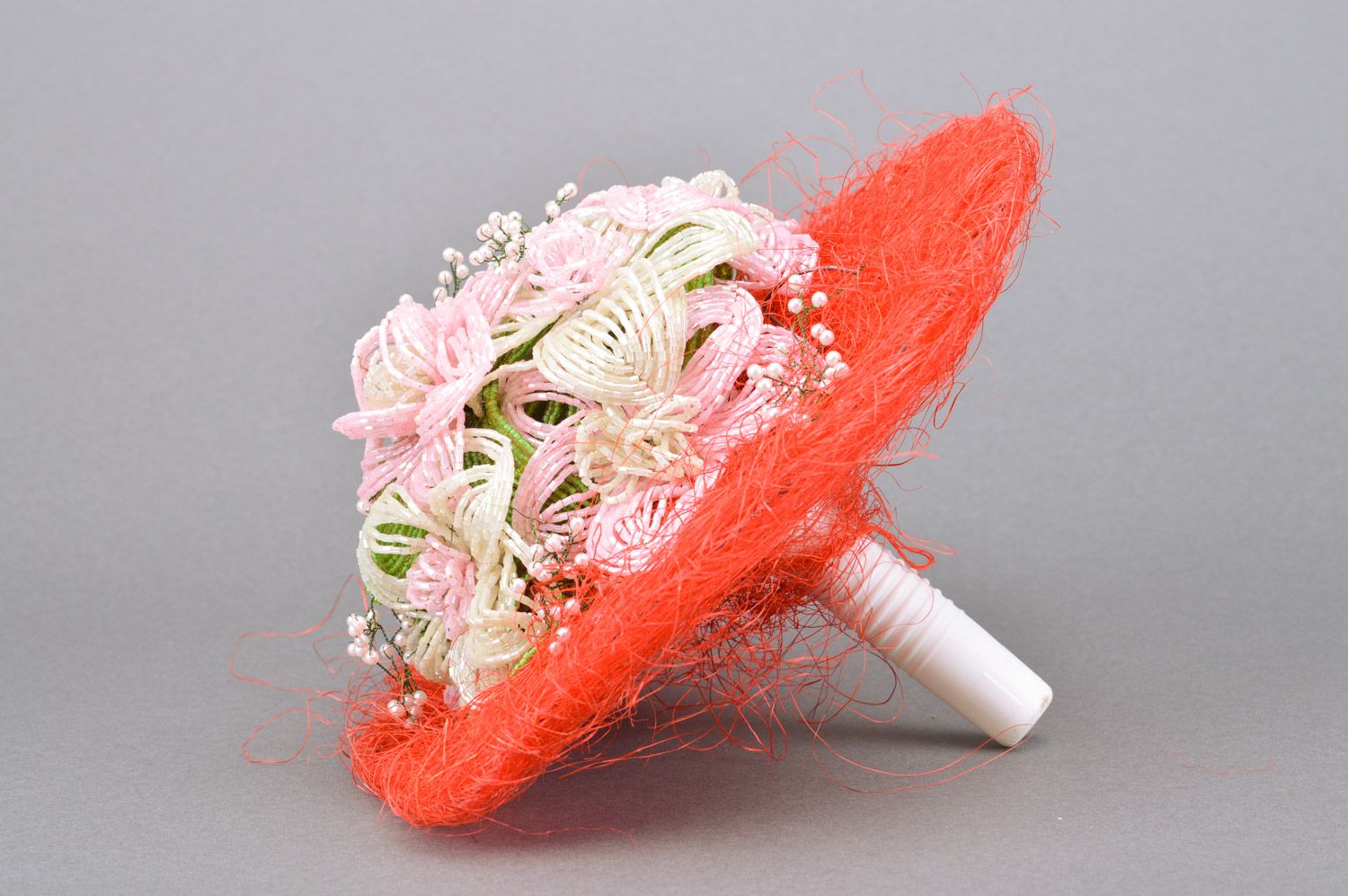 Ramo de novia de abalorios blanco en soporte rojo artesanal foto 5