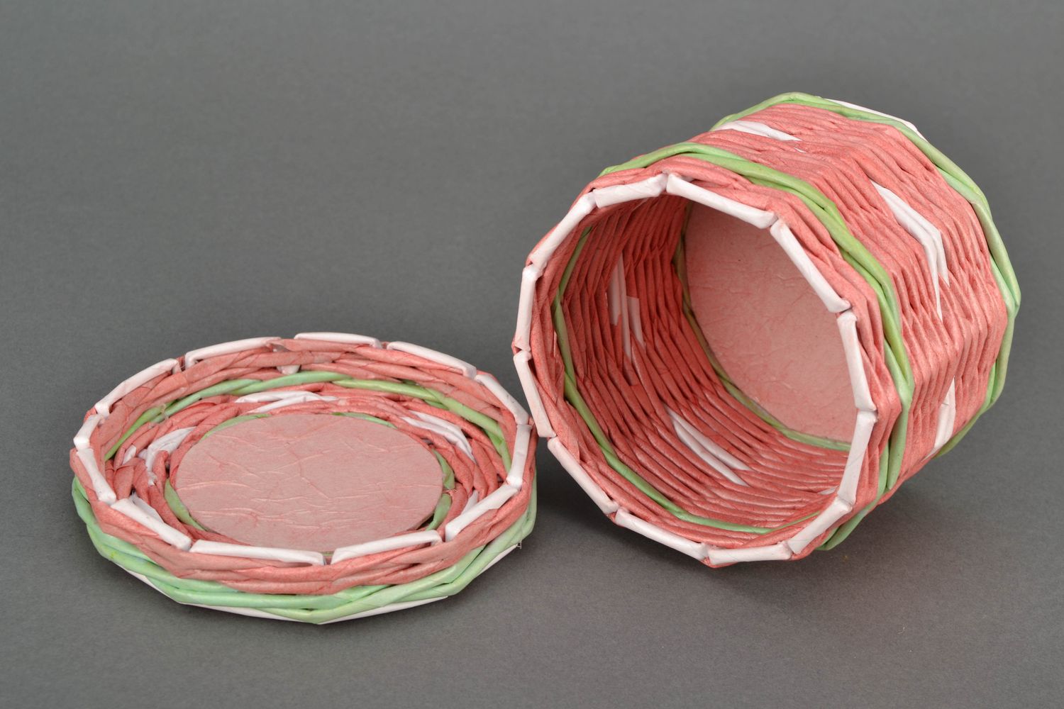 Красивая плетеная корзинка из бумажной лозы Розочка фото 4