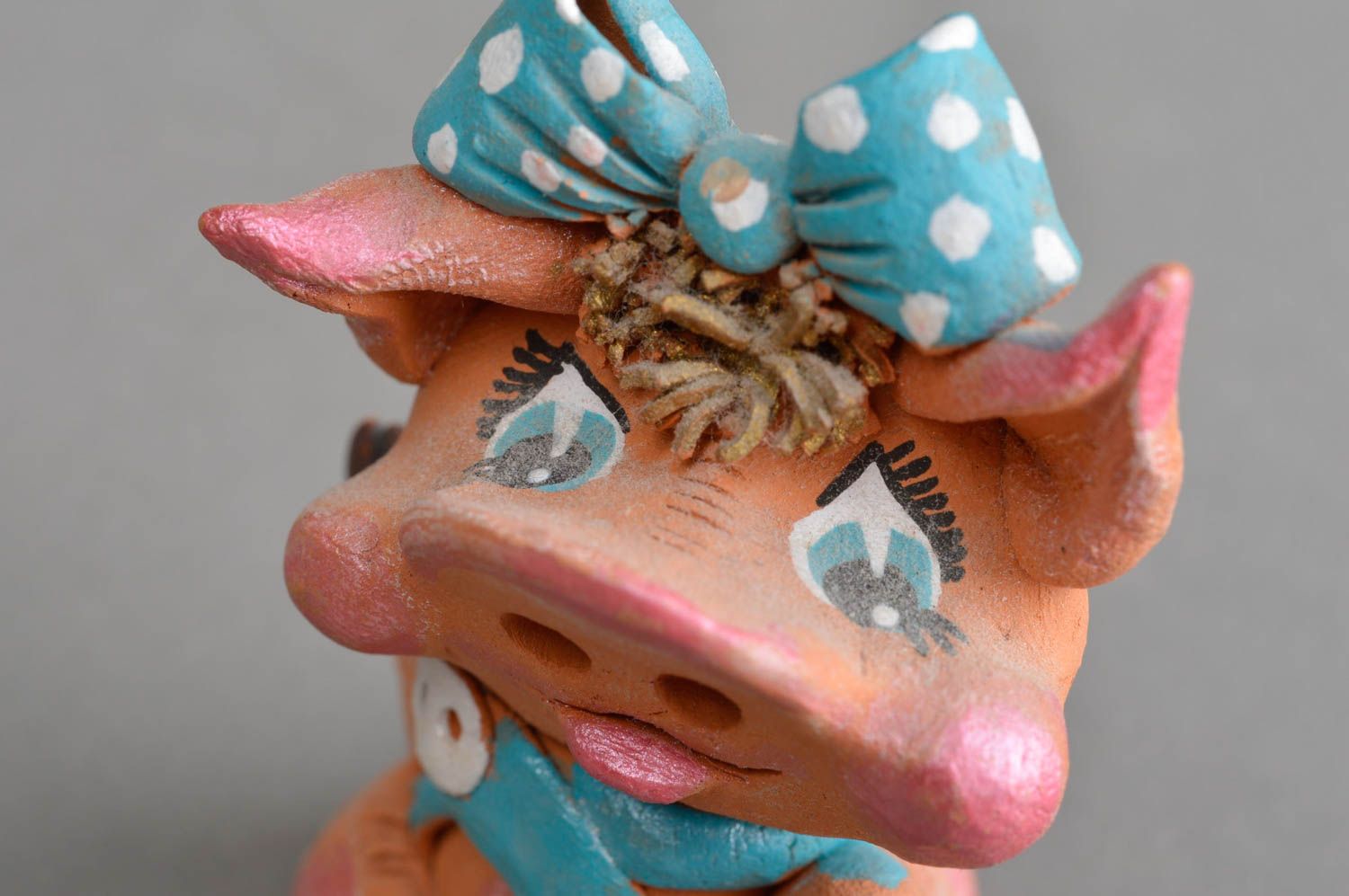 Авторский керамический сувенир ручной работы радостная свинка с голубым бантом фото 5