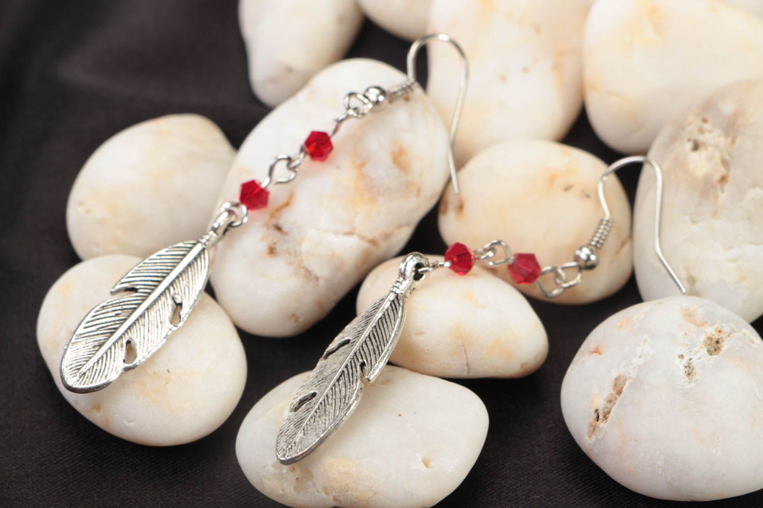 Boucles d'oreilles plumes en métal avec perles de cristal rouges faites main photo 1