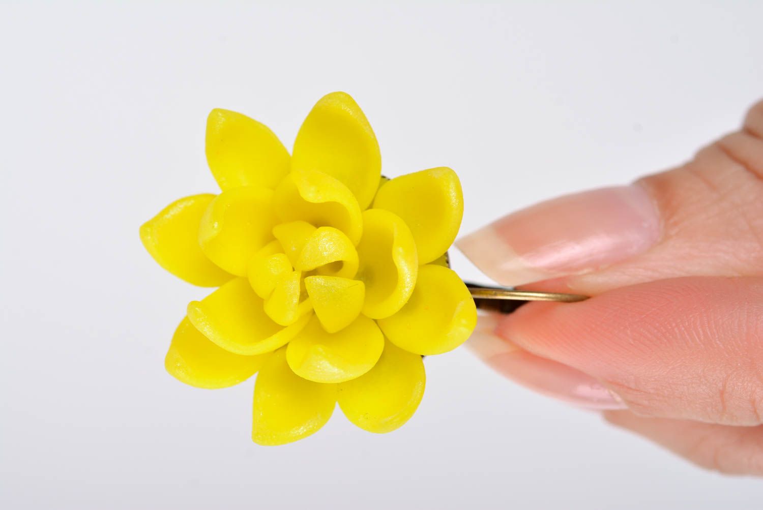 Orecchini belli in argilla polimerica fatti a mano accessorio giallo foto 2