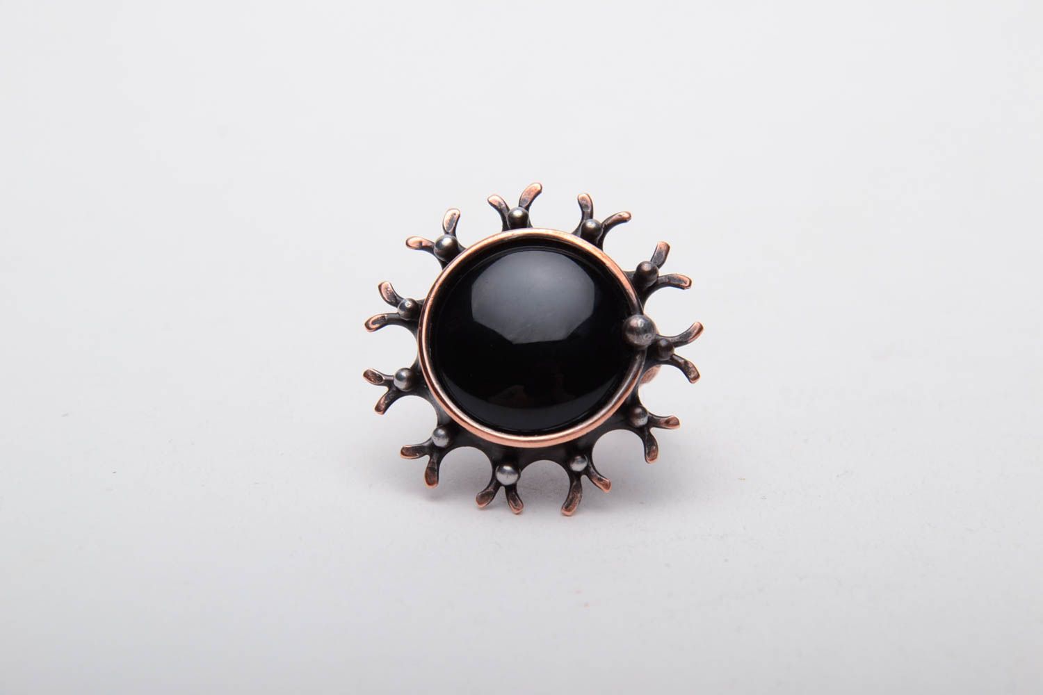 Медное кольцо со стекло в витражной технике черное фото 2
