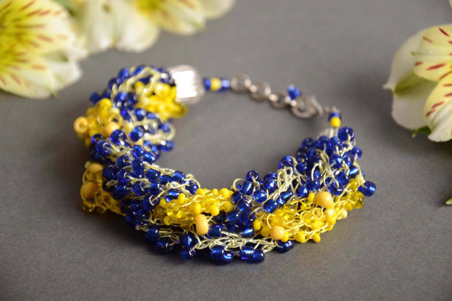 Широкий браслет из бисера ручной работы плетеный крючком синий с желтым фото 1