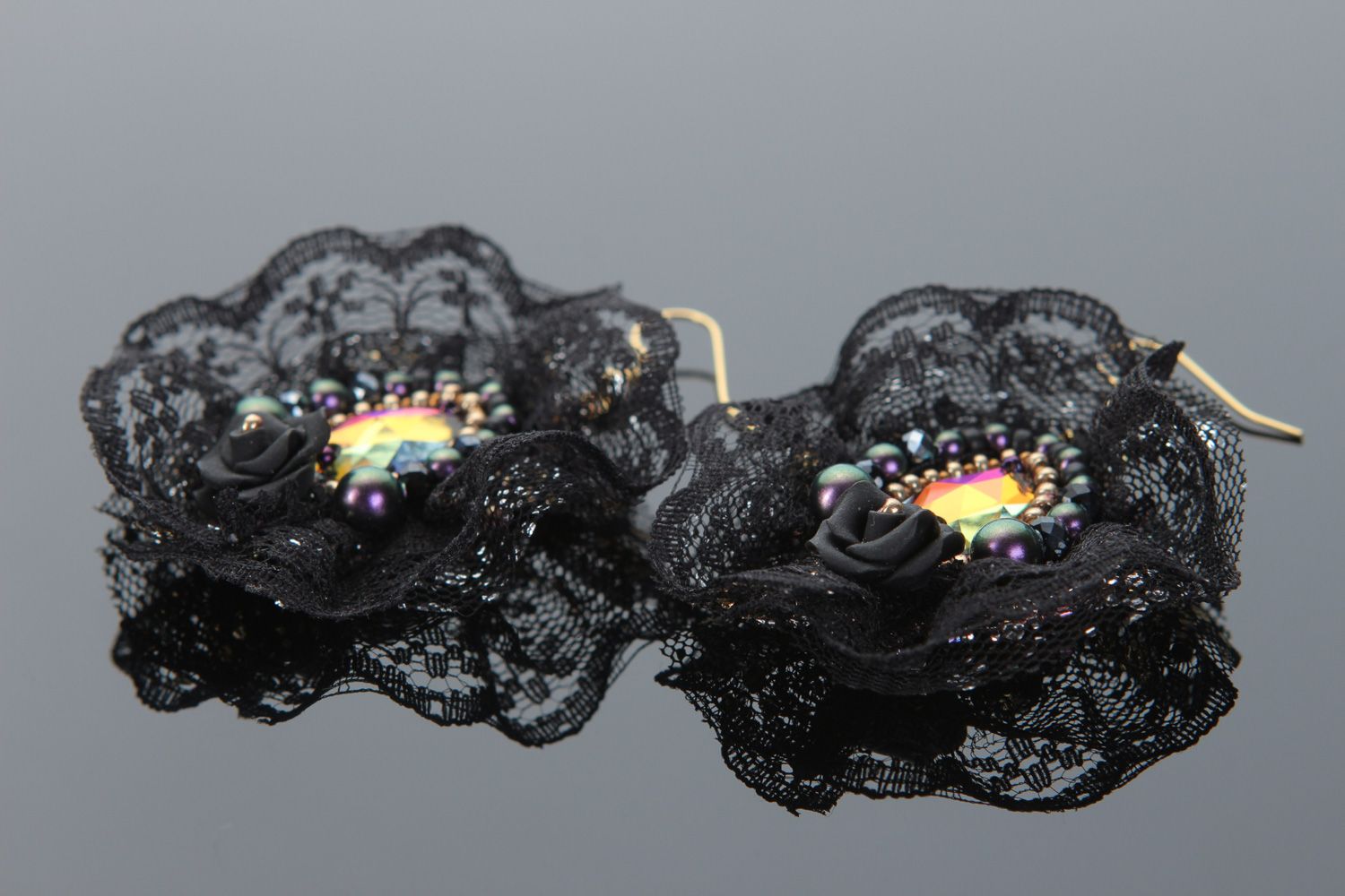 Черные серьги с подвесками из бисера кристаллов жемчуга и кружева ажурные фото 2
