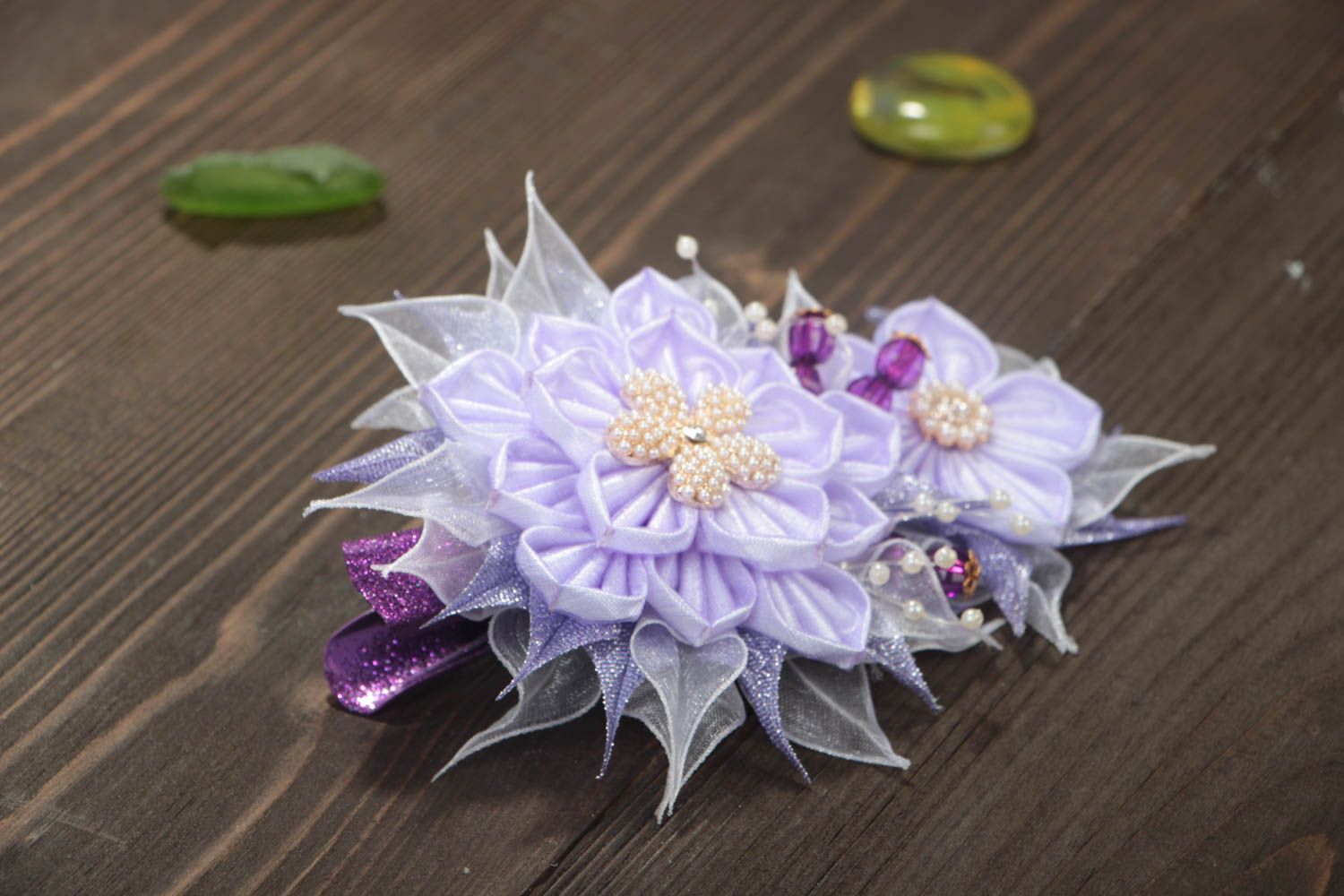 Schöne Kanzashi Haarspange aus Bändern Blume für Frauen künstlerische Handarbeit foto 1