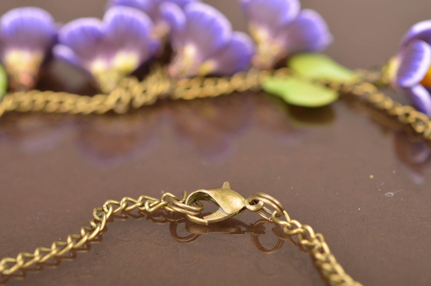 Collar artesanal con flores de arcilla polimérica de color violeta con cadenita foto 4