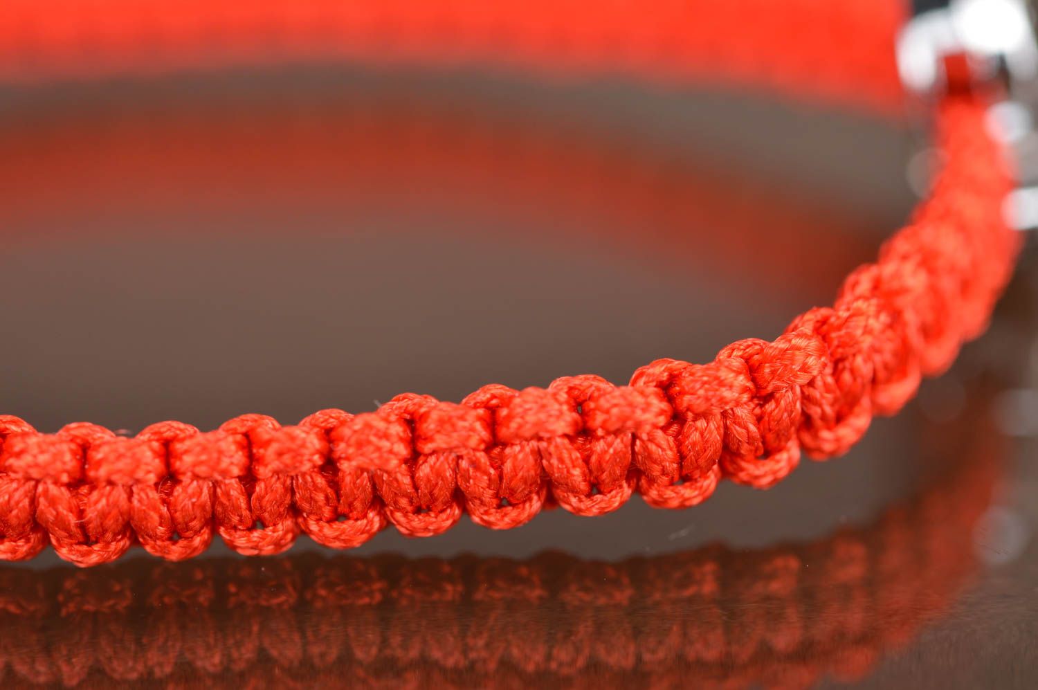 Плетеный браслет из ниток с бусинами и буквой S красного цвета ручная работа фото 4