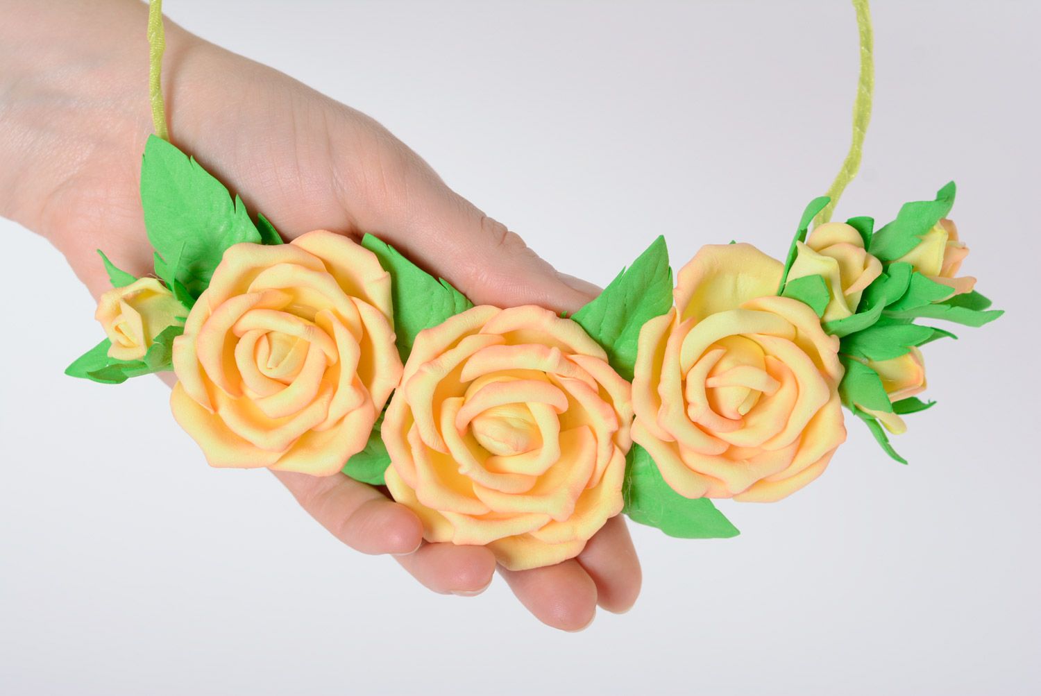 Колье из пластичной замши ручной работы цветочное желтое в виде роз фото 3