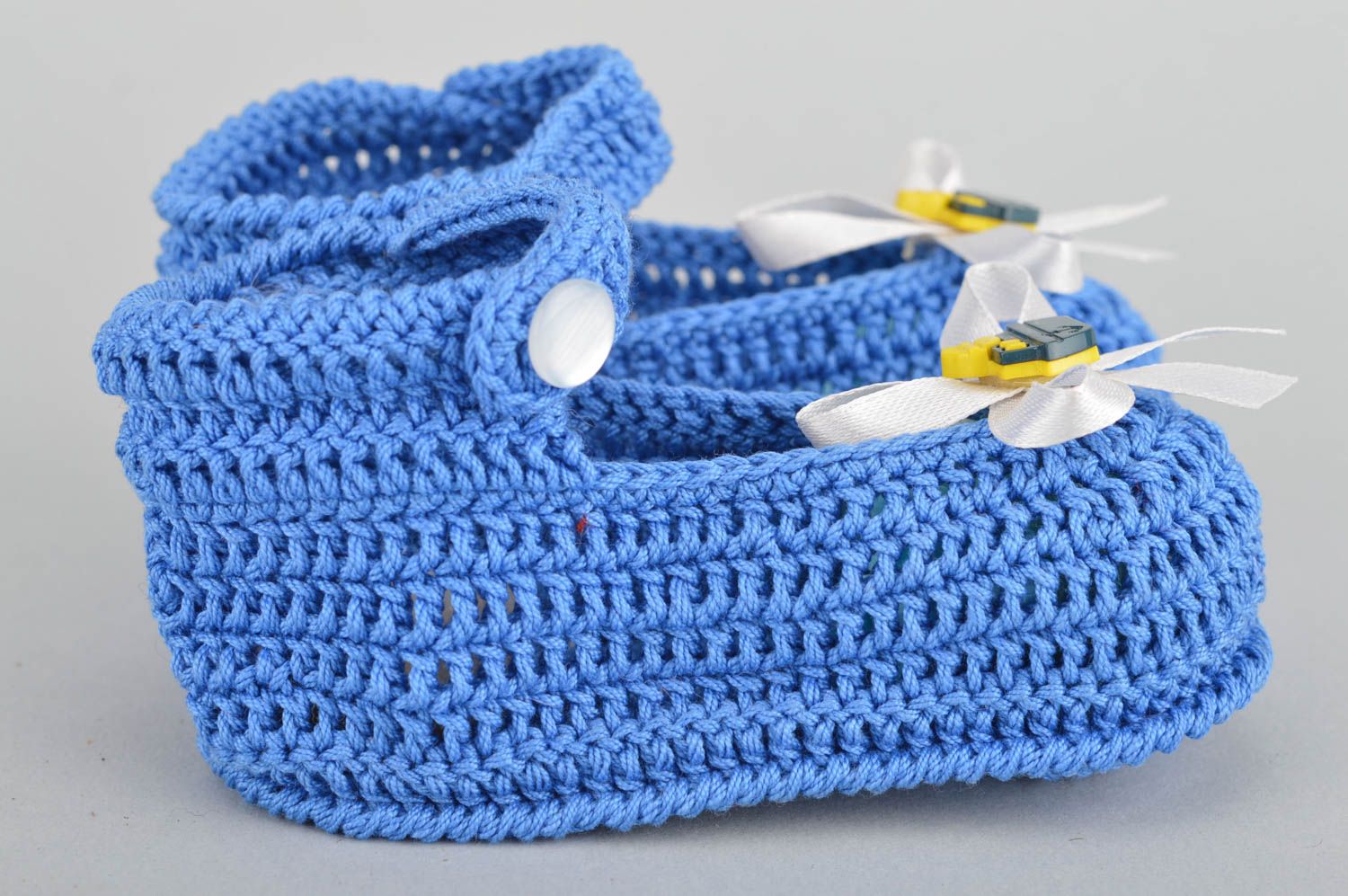 Chaussons de bébé avec bateaux et noeuds tricotés au crochet faits main bleus photo 5